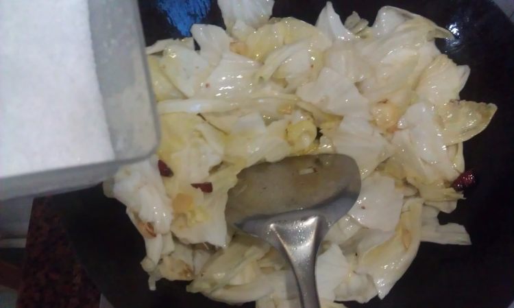 酸辣包菜步骤6