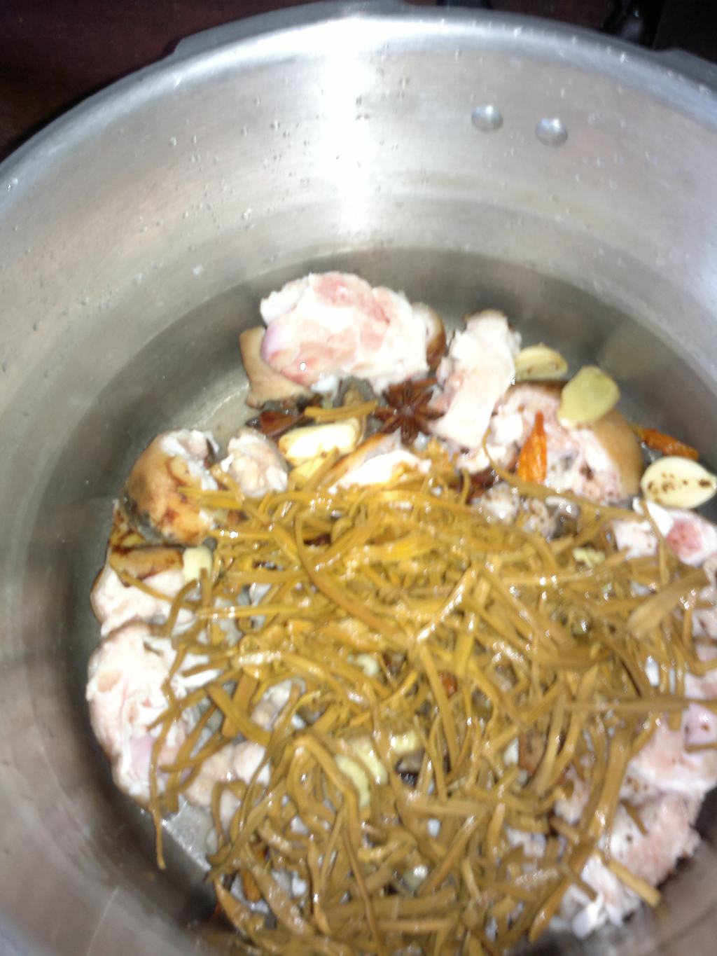 干笋炖猪脚步骤5