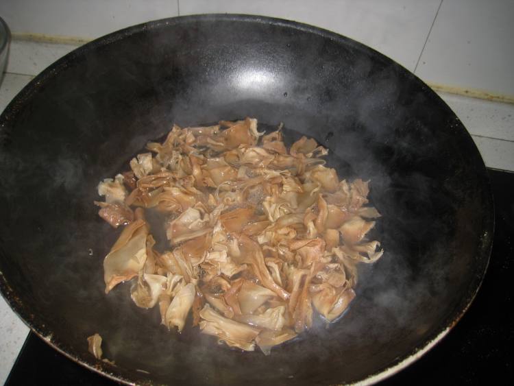 湖南腊肉炒笋皮步骤1