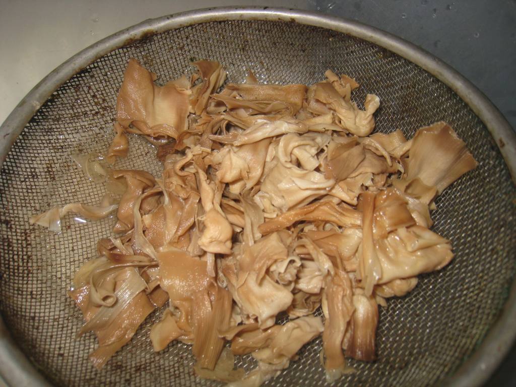 湖南腊肉炒笋皮步骤2