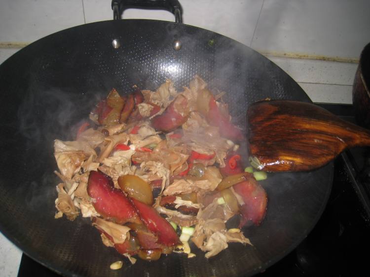 湖南腊肉炒笋皮步骤7