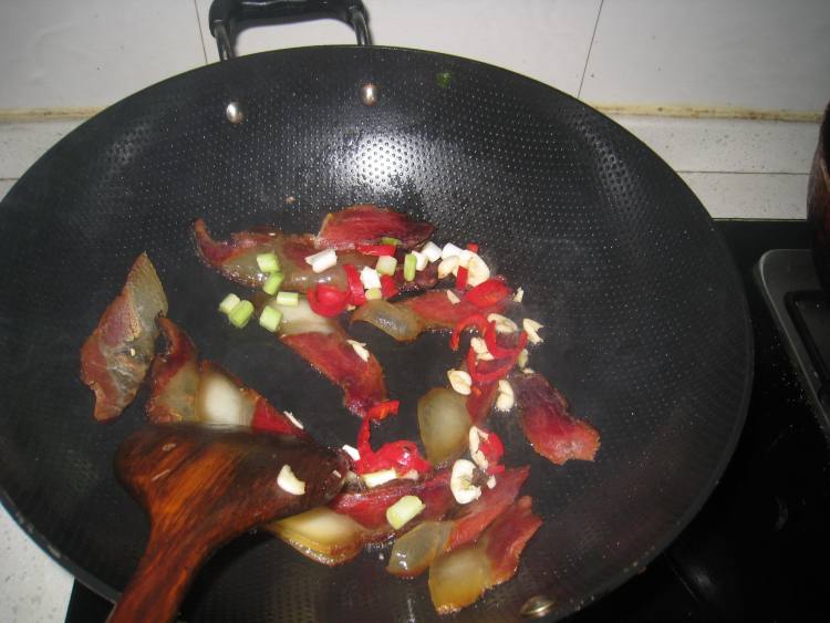 湖南腊肉炒笋皮步骤6