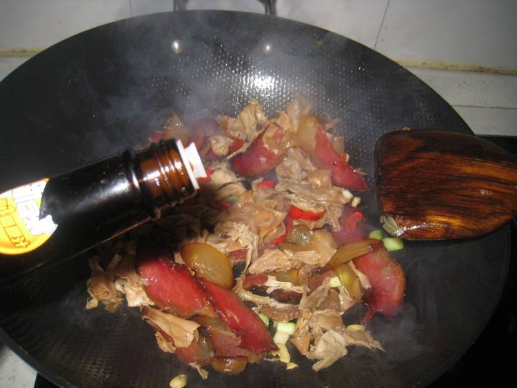 湖南腊肉炒笋皮步骤8