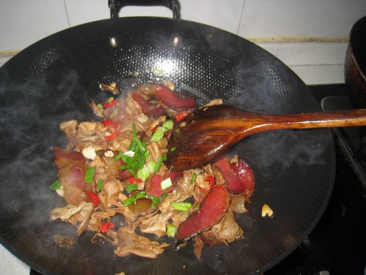 湖南腊肉炒笋皮步骤9