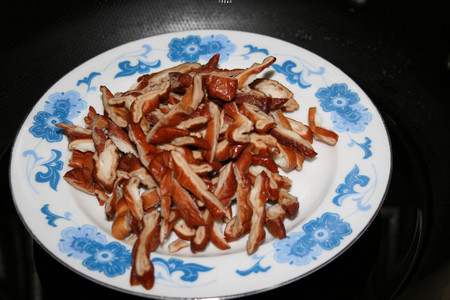 白辣椒熏豆干炒腊肠步骤1