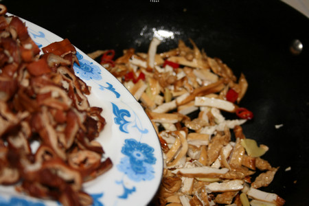 白辣椒熏豆干炒腊肠步骤10