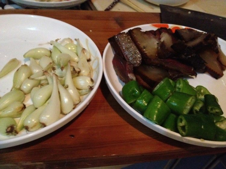 茭头炒腊肉——舌尖上步骤1