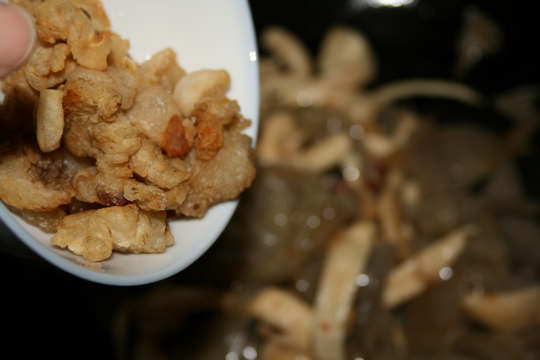 鲜薯粉皮炒秀珍菇步骤4