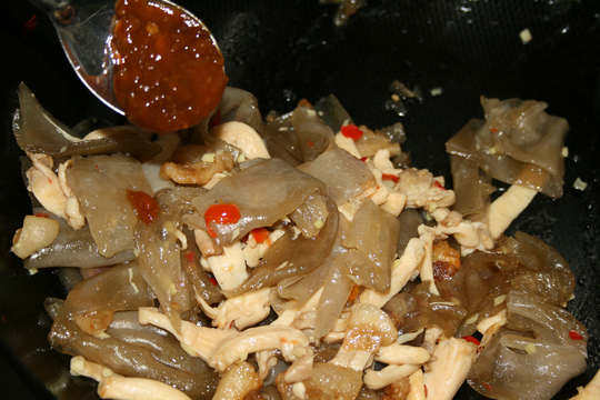 鲜薯粉皮炒秀珍菇步骤7