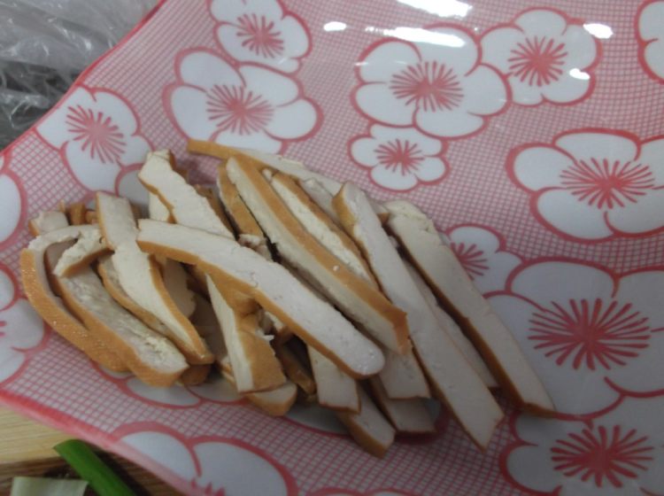 芹菜香干炒肉步骤3