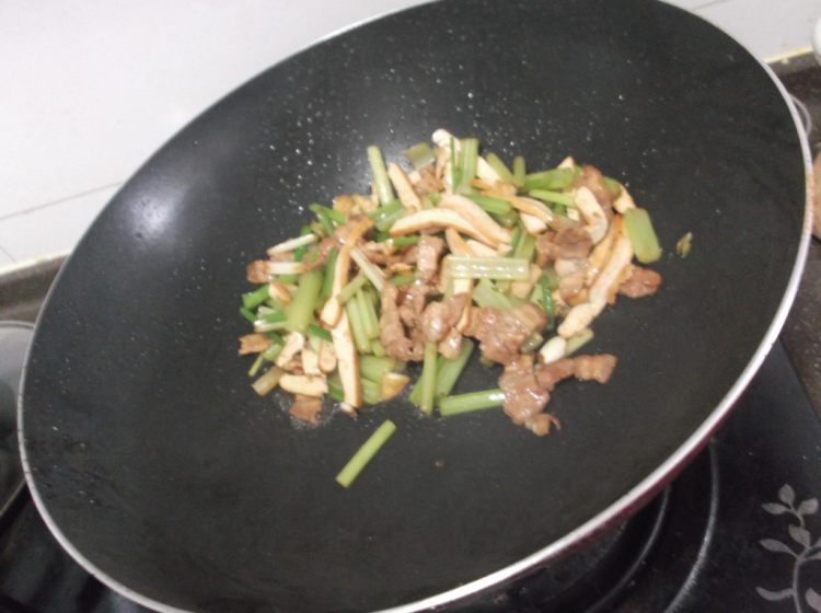 芹菜香干炒肉步骤9