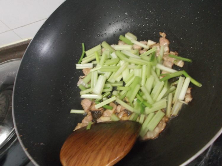 芹菜香干炒肉步骤7