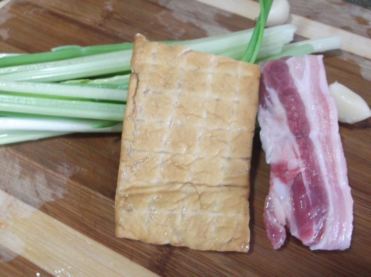 芹菜香干炒肉步骤1