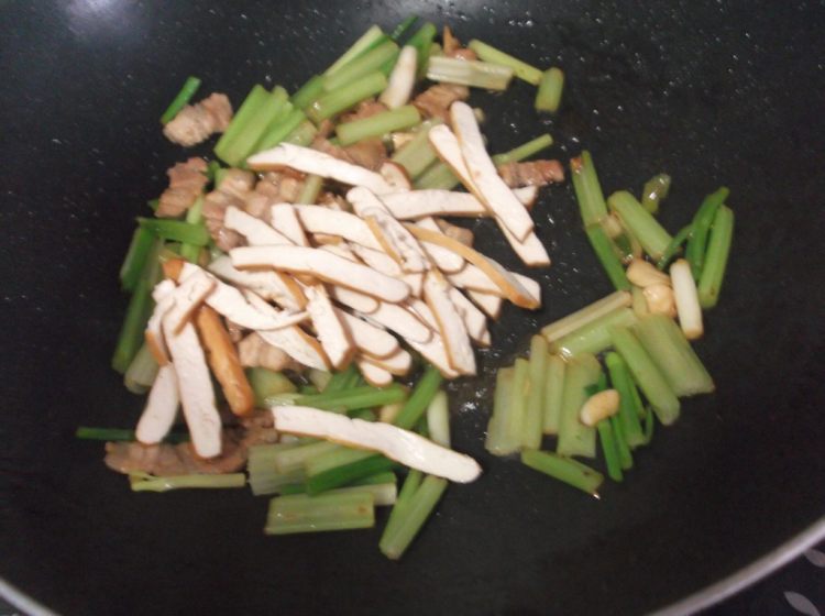 芹菜香干炒肉步骤8