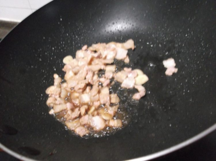 芹菜香干炒肉步骤6