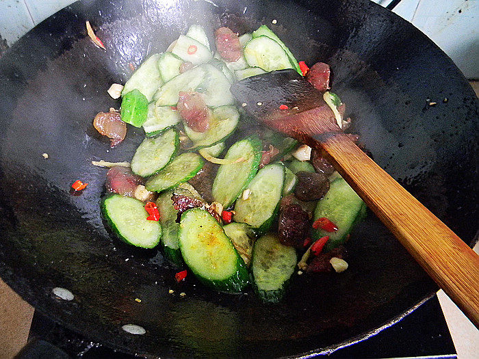 青瓜炒腊肠步骤7