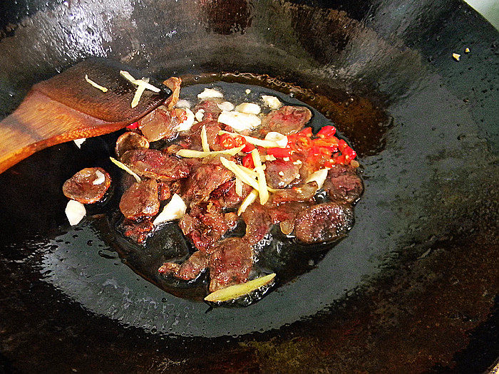 青瓜炒腊肠步骤5