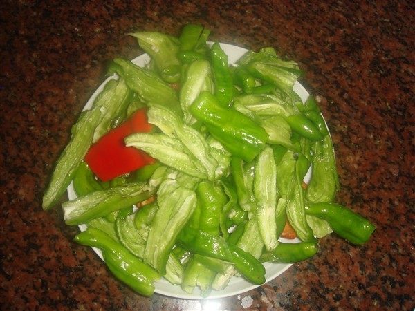 尖椒炒肉丝步骤1