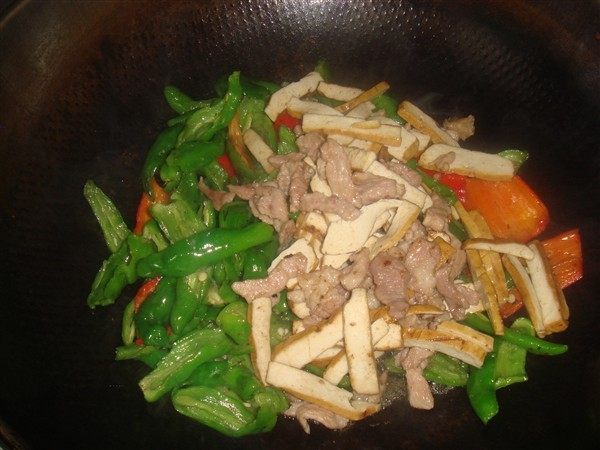 尖椒炒肉丝步骤7