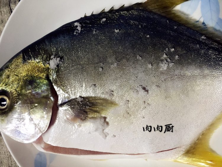 传统粤菜之清蒸金鲳鱼步骤2
