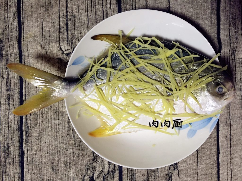 传统粤菜之清蒸金鲳鱼步骤4