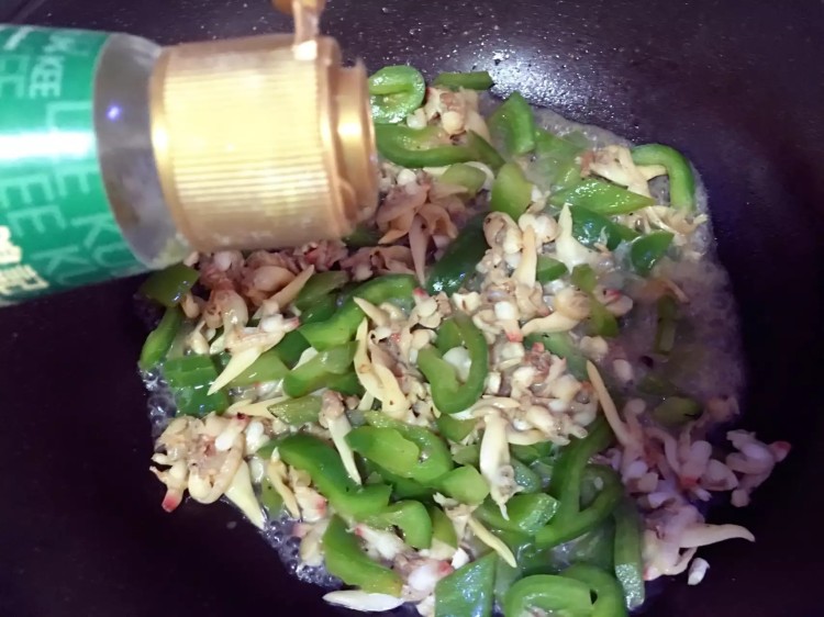 青椒炒干花甲步骤10