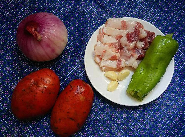 香辣花肉焖薯仔步骤1