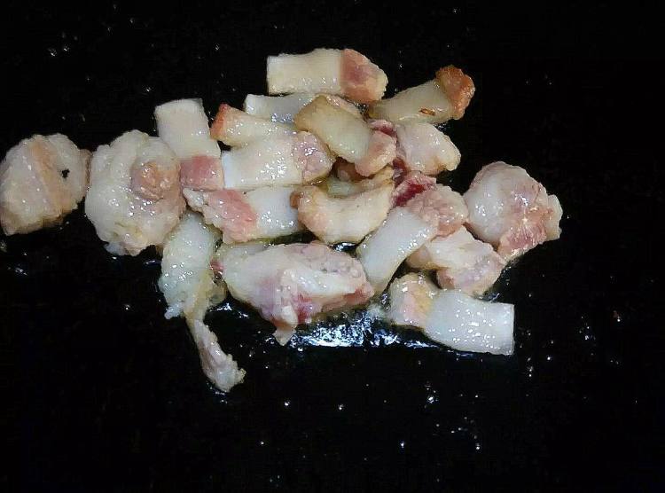 香辣花肉焖薯仔步骤2