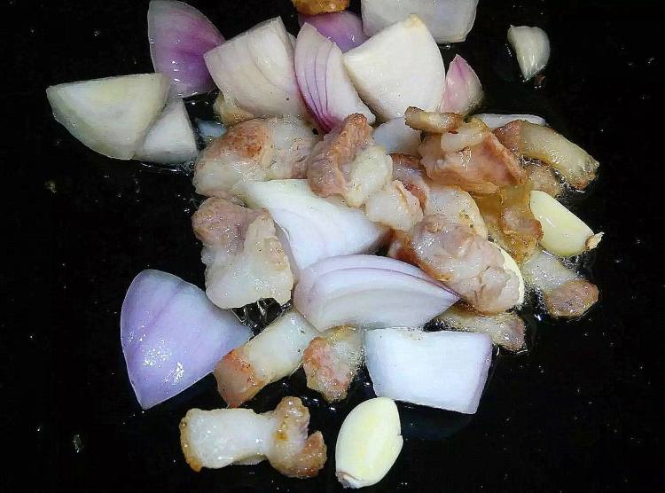 香辣花肉焖薯仔步骤3