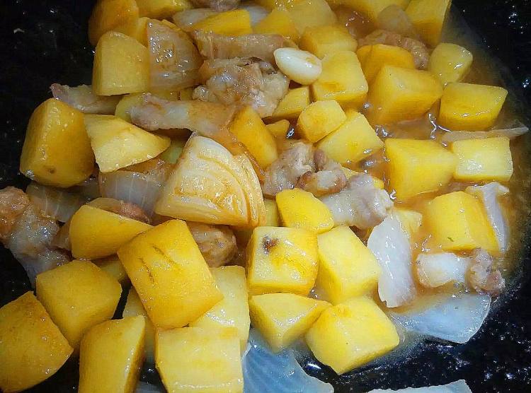 香辣花肉焖薯仔步骤6