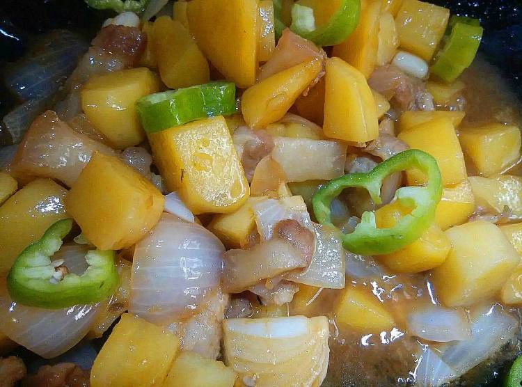 香辣花肉焖薯仔步骤7