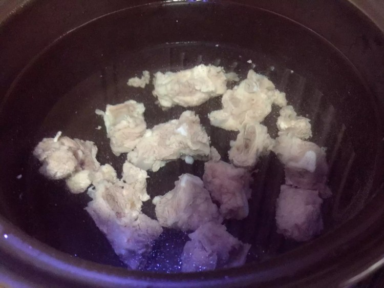 松茸土豆排骨汤步骤4
