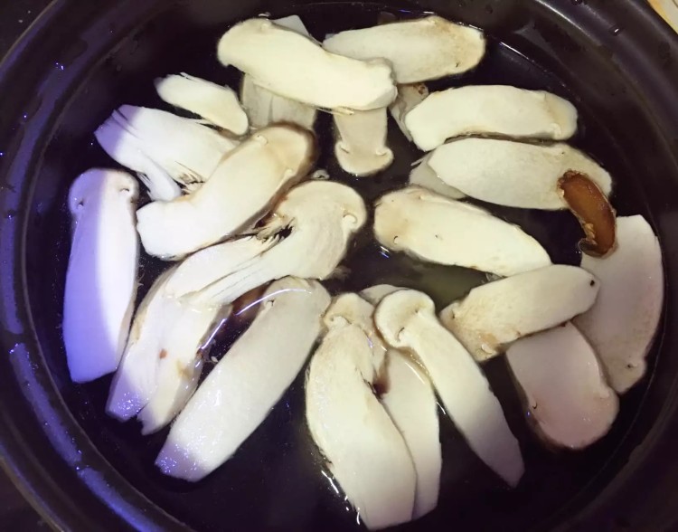 松茸土豆排骨汤步骤5