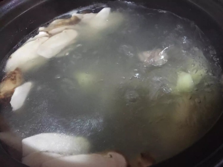 松茸土豆排骨汤步骤7