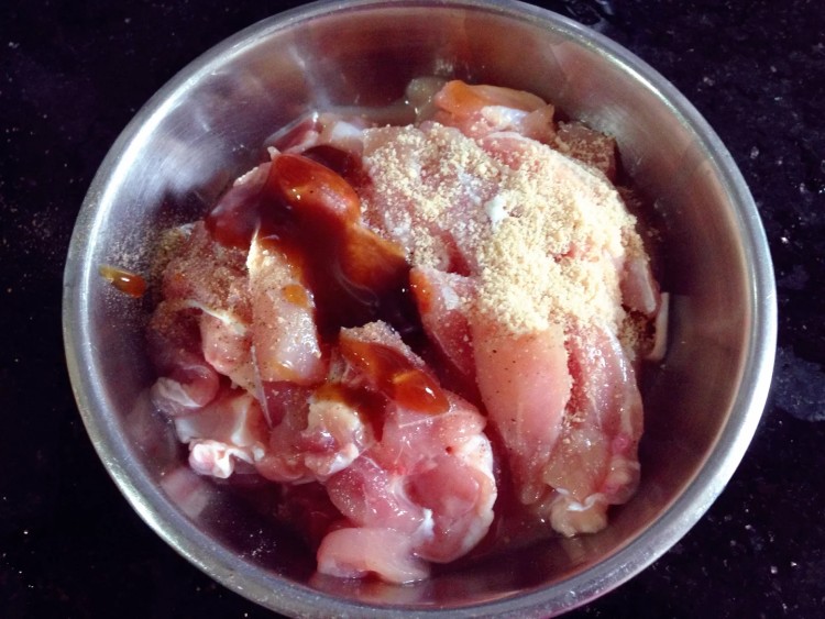 鸡腿肉炒草菇步骤2