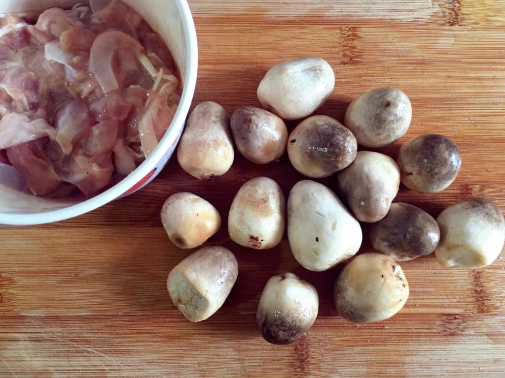 鸡腿肉炒草菇步骤3