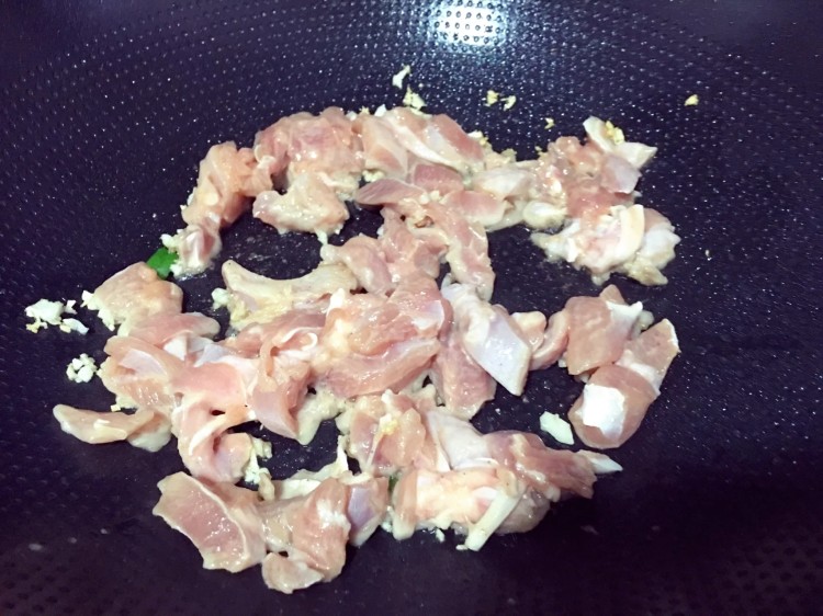 鸡腿肉炒草菇步骤7
