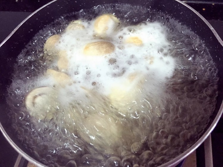 鸡腿肉炒草菇步骤4