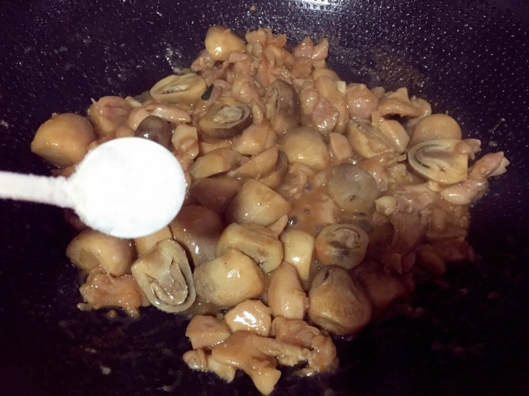 鸡腿肉炒草菇步骤10