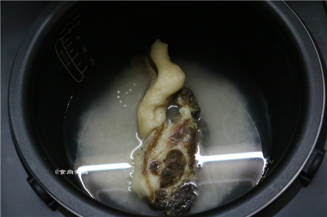 芋香腊肉番茄煲仔饭步骤3