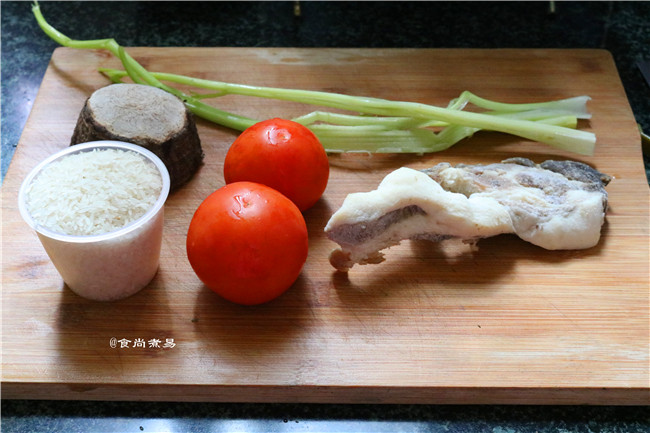 芋香腊肉番茄煲仔饭步骤1