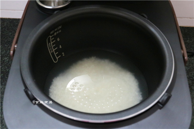 芋香腊肉番茄煲仔饭步骤2