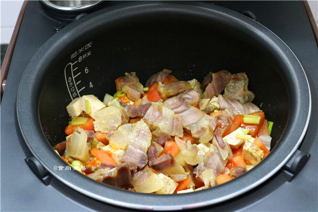 芋香腊肉番茄煲仔饭步骤12