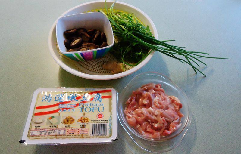 冬菇鸡丝煮辣豆腐步骤1