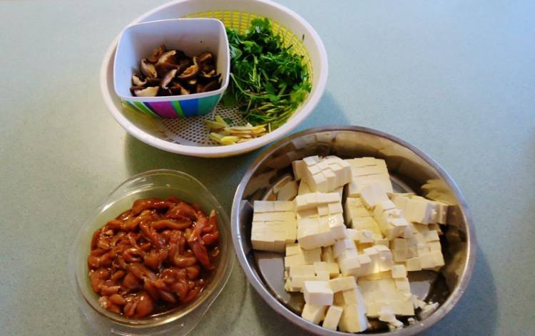 冬菇鸡丝煮辣豆腐步骤2