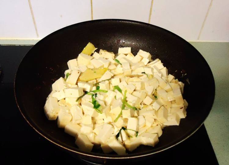 冬菇鸡丝煮辣豆腐步骤7