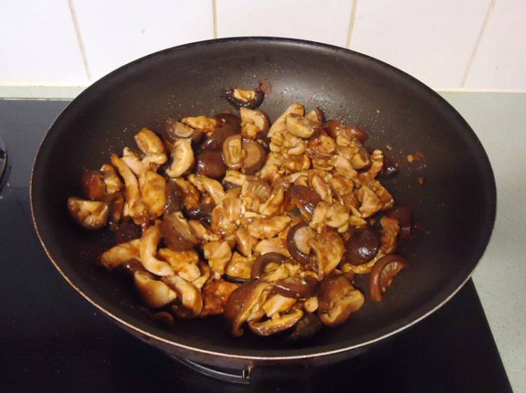 冬菇鸡丝煮辣豆腐步骤5