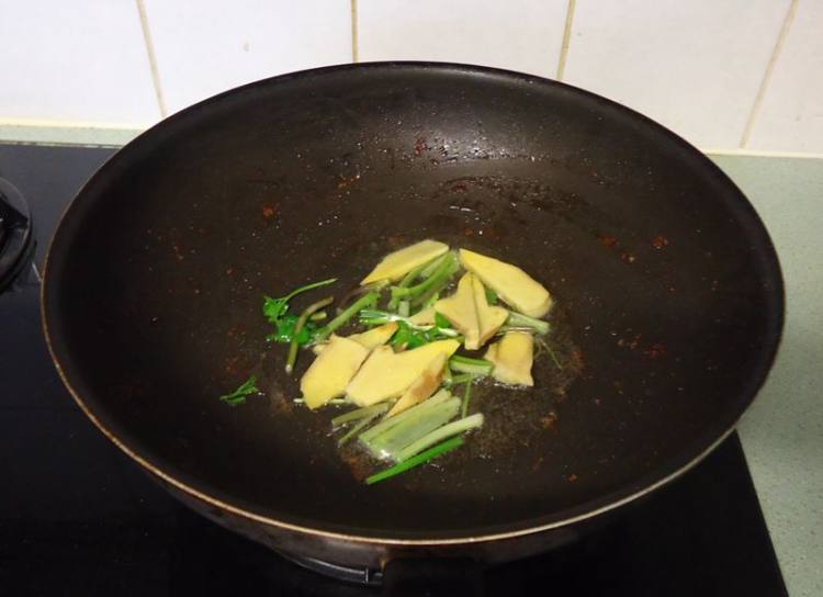 冬菇鸡丝煮辣豆腐步骤6