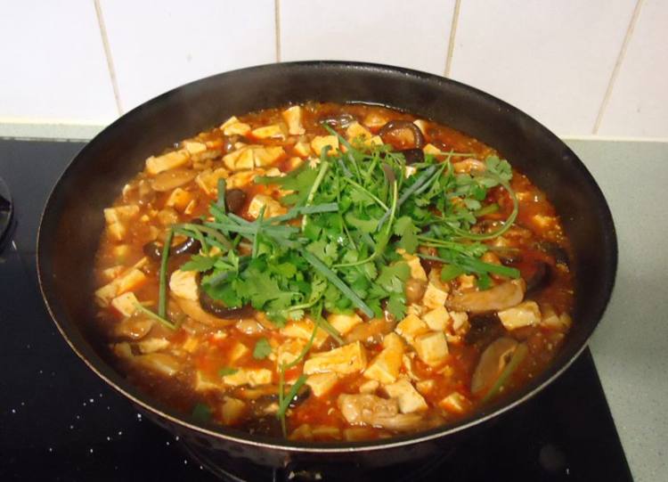 冬菇鸡丝煮辣豆腐步骤10