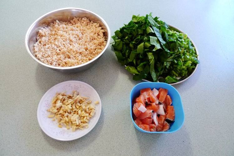 三文鱼菠菜炒糙米饭步骤2